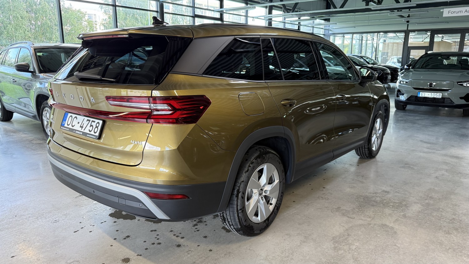 Car image 4