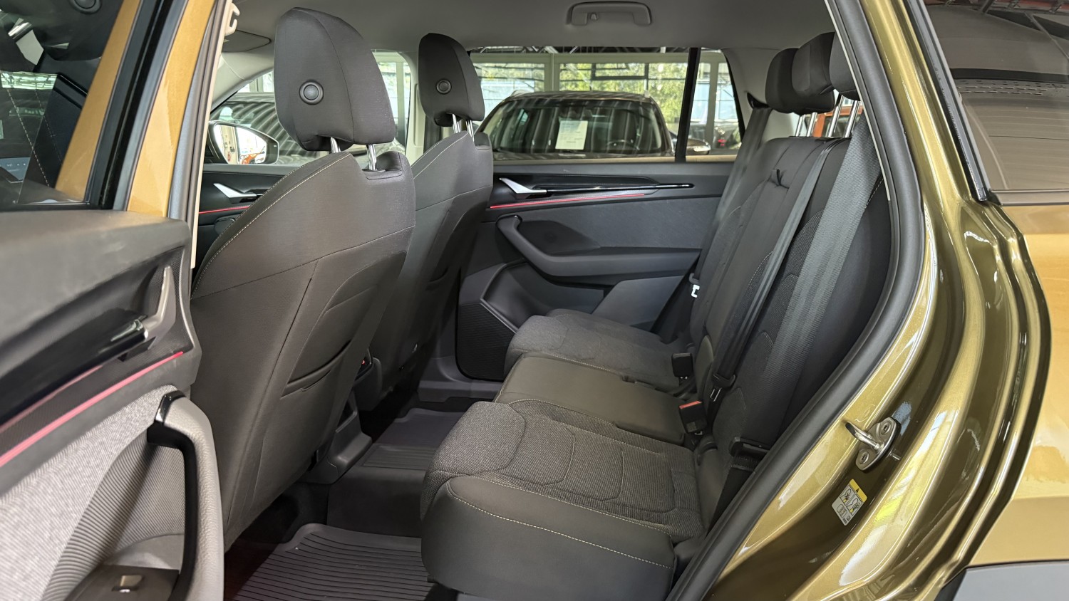 Car image 13