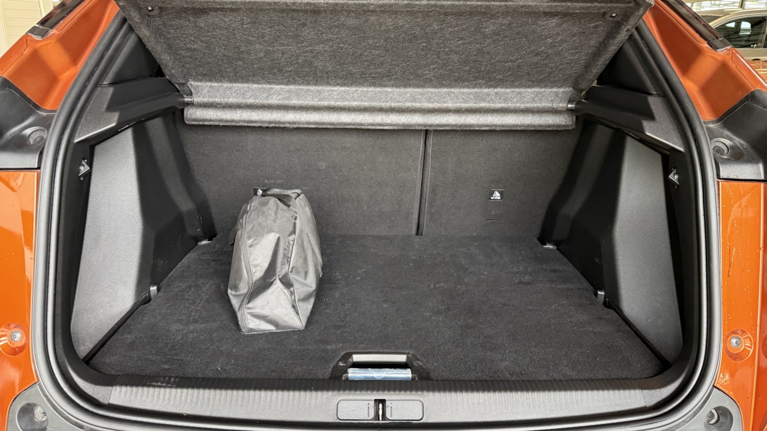 Car image 14