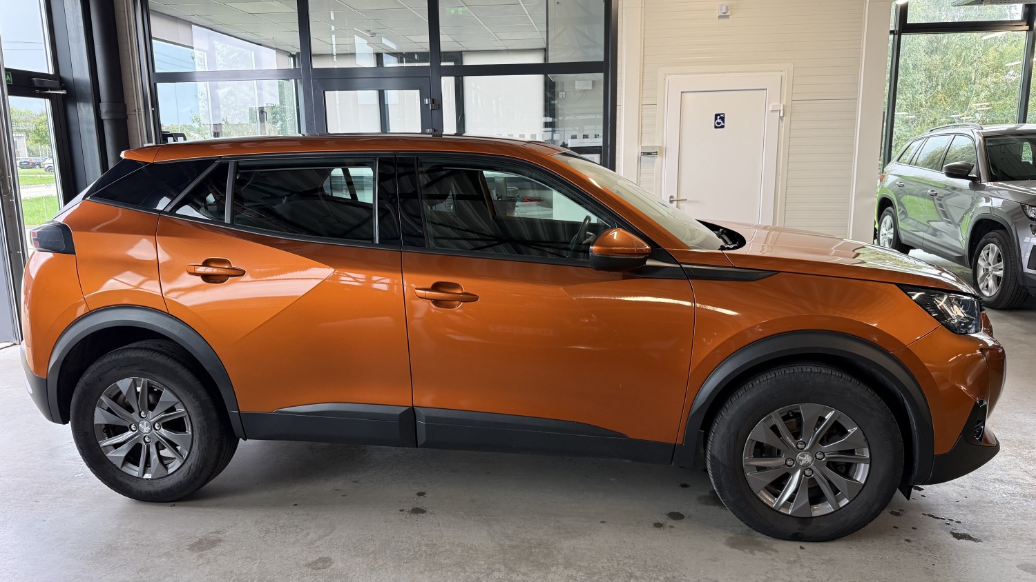 Car image 5