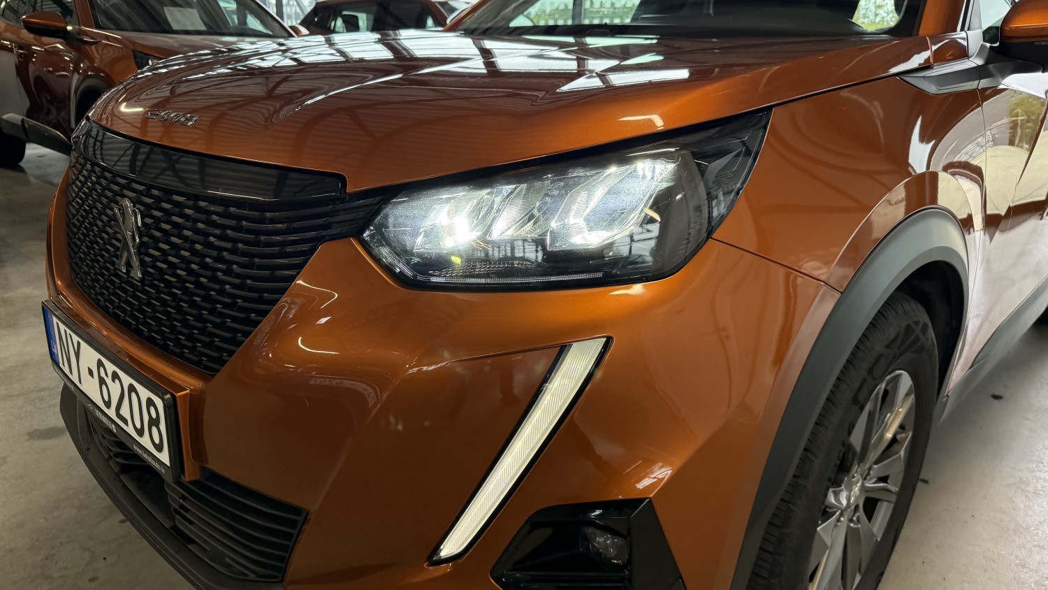 Car image 9