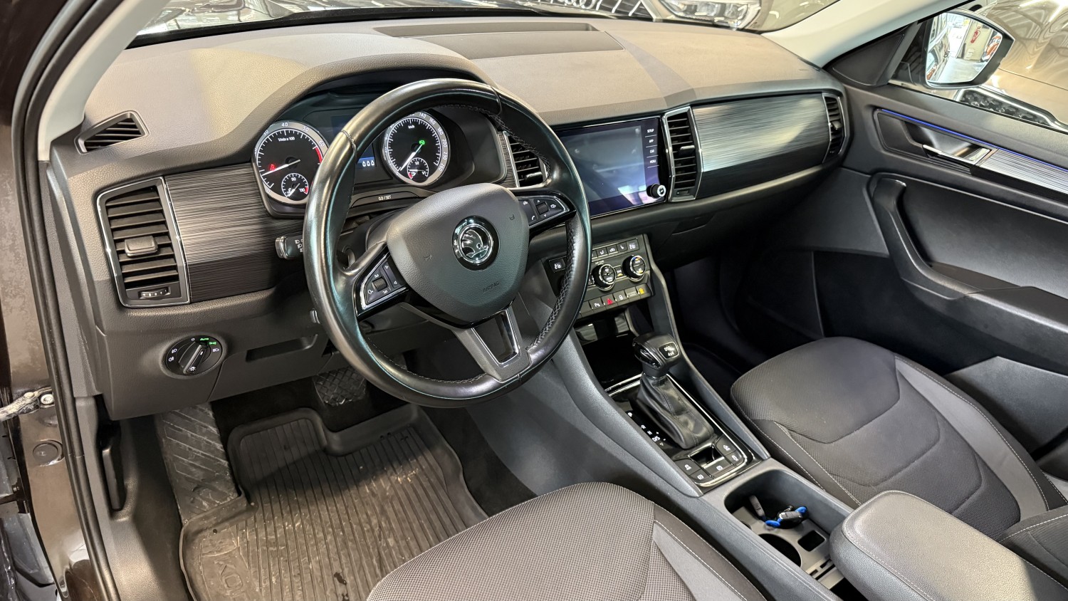 Car image 12