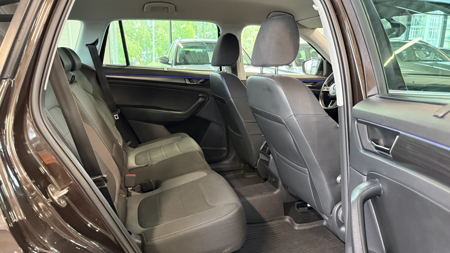 Car image 15