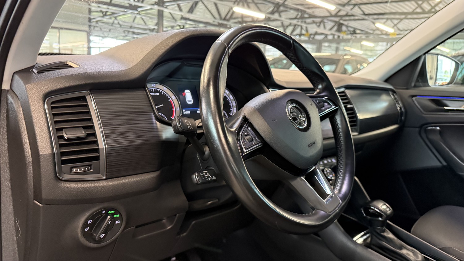 Car image 18