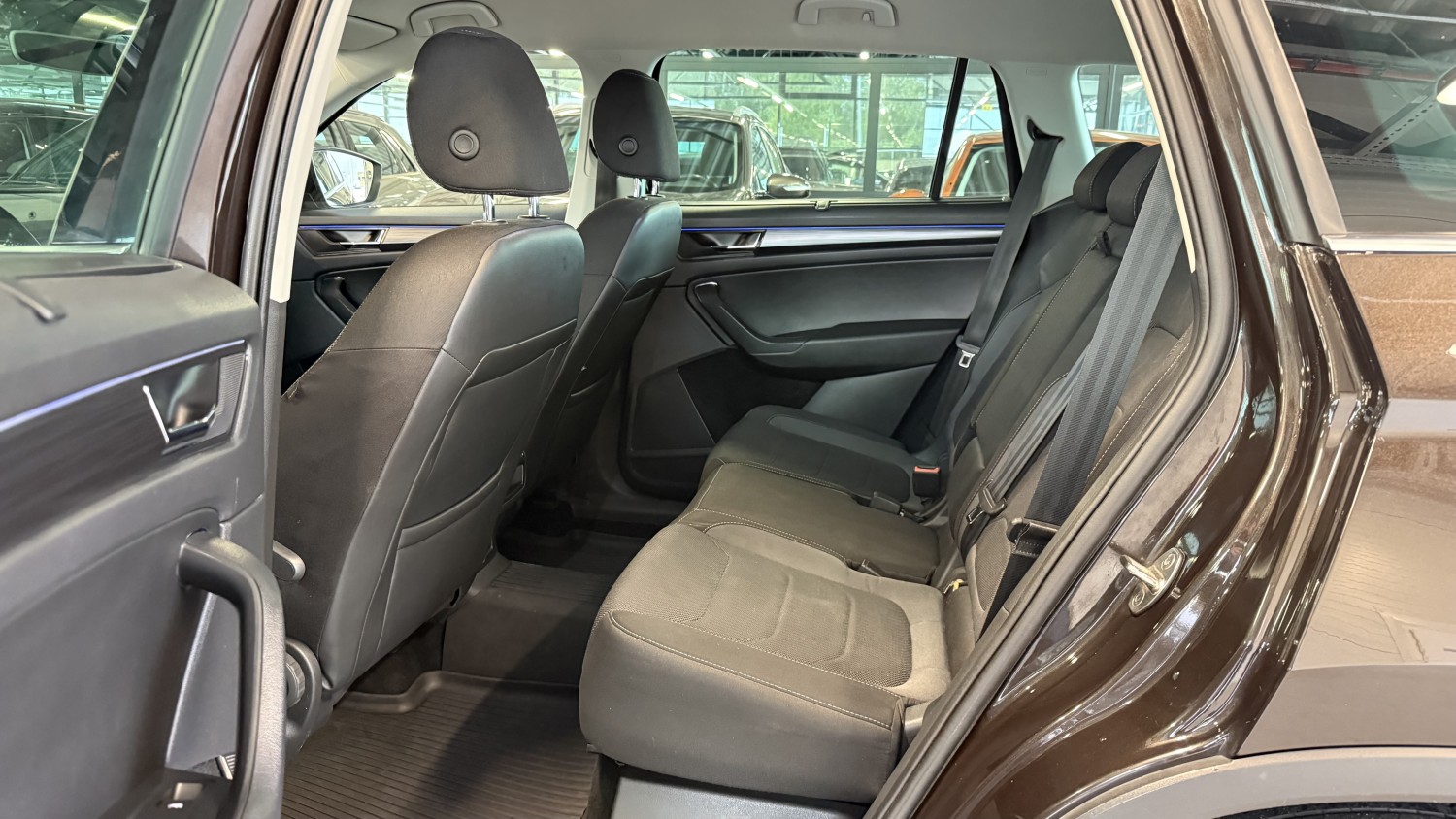 Car image 13