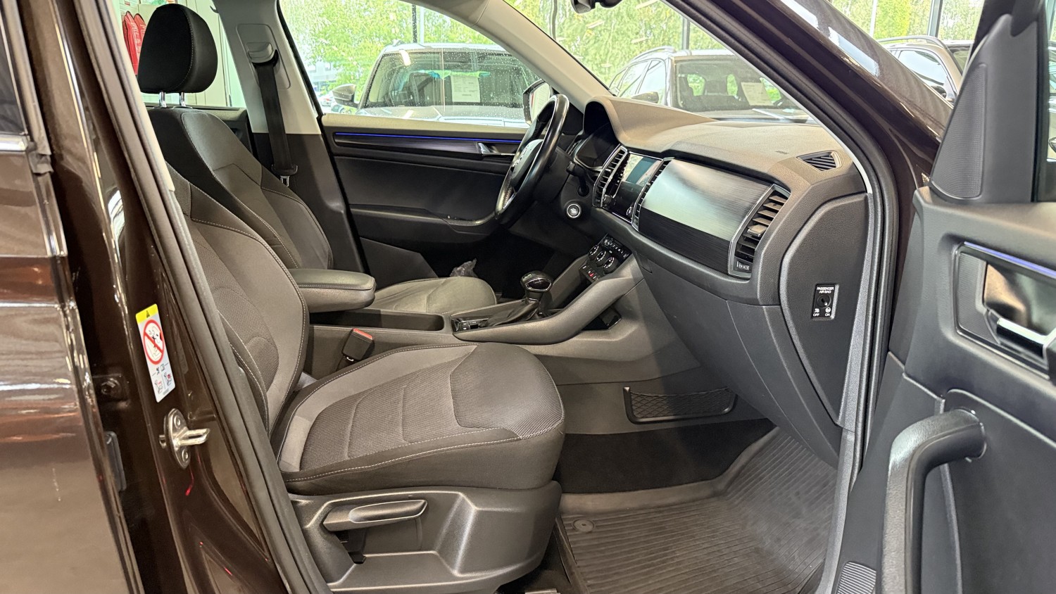 Car image 16