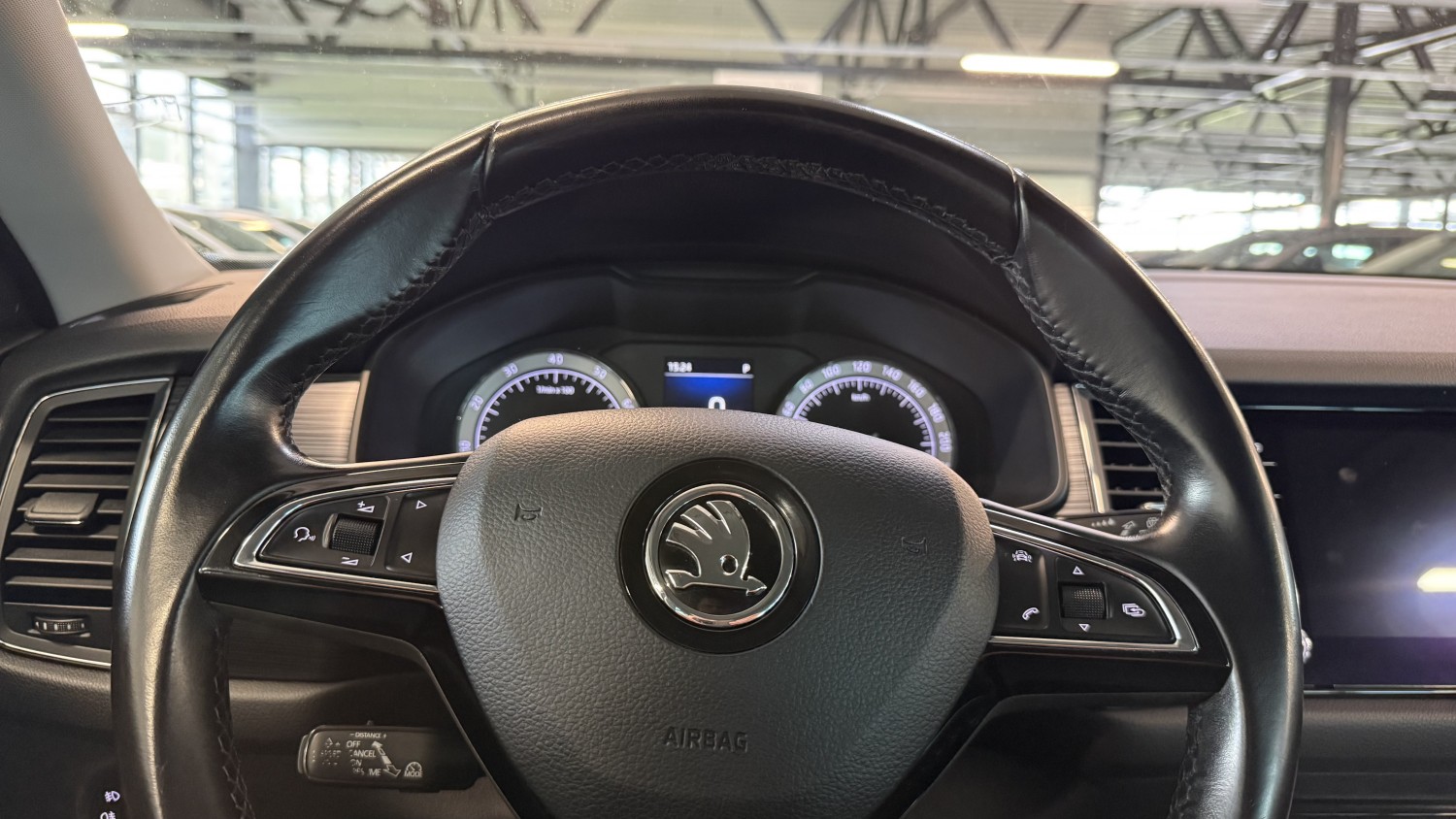 Car image 19
