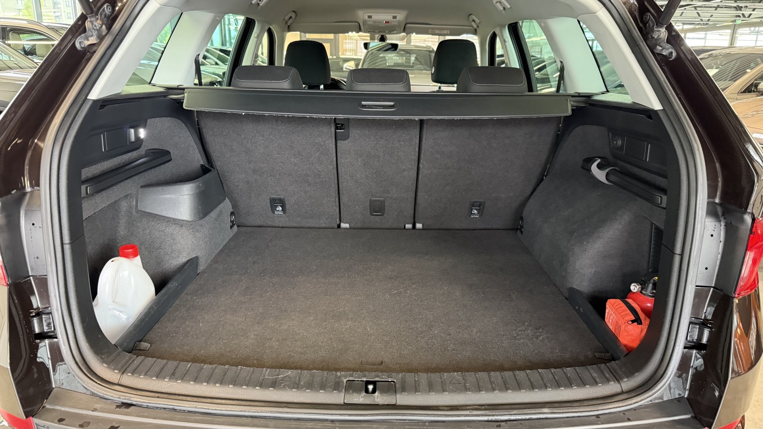 Car image 14