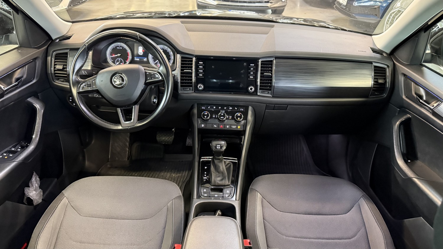 Car image 17