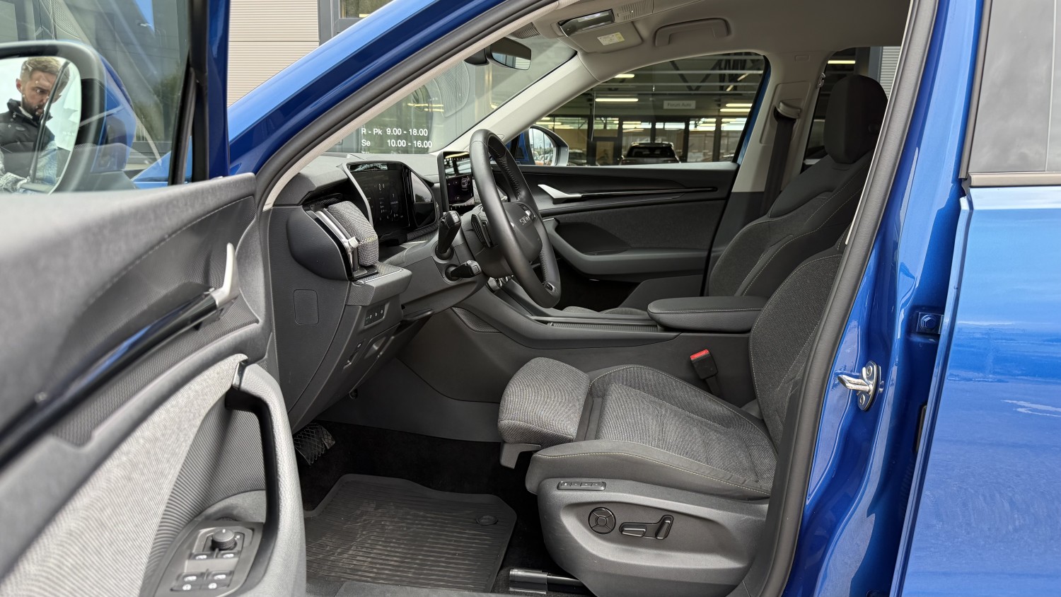 Car image 11