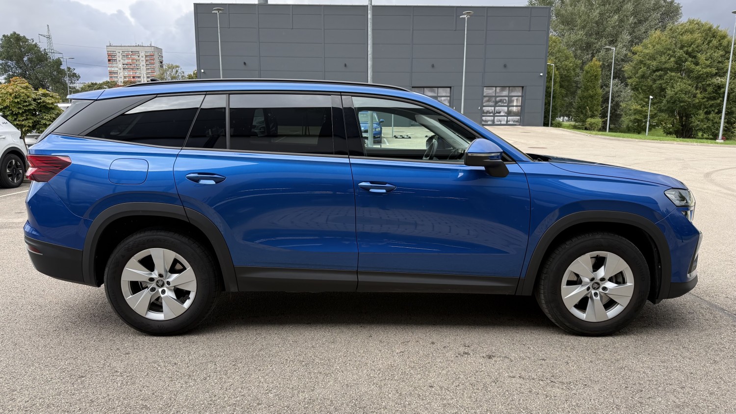 Car image 5
