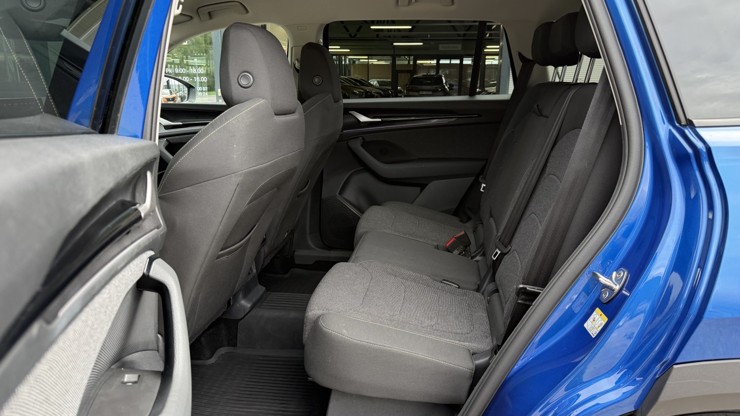 Car image 14