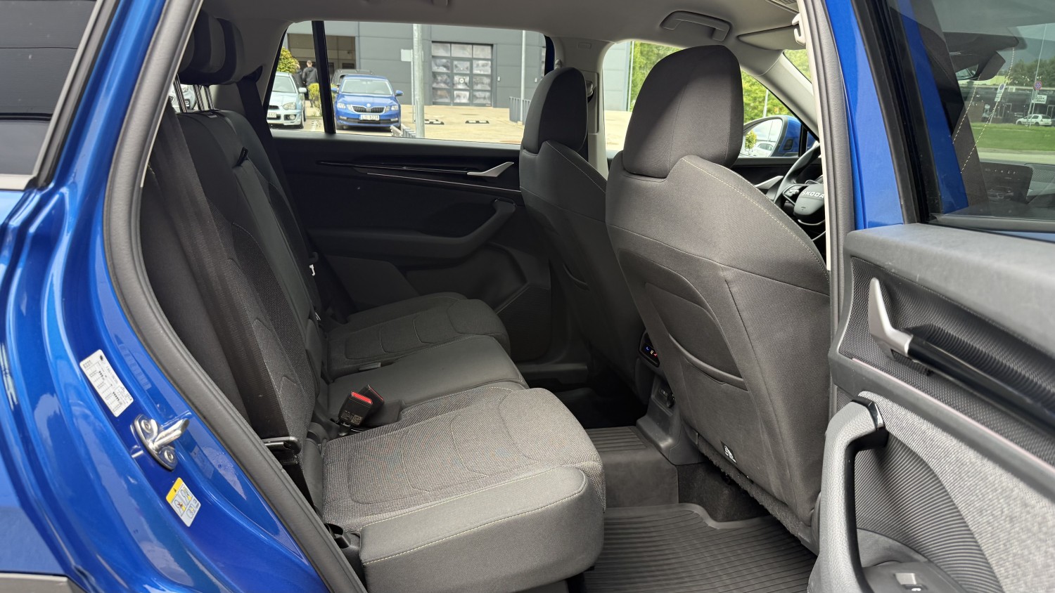 Car image 17