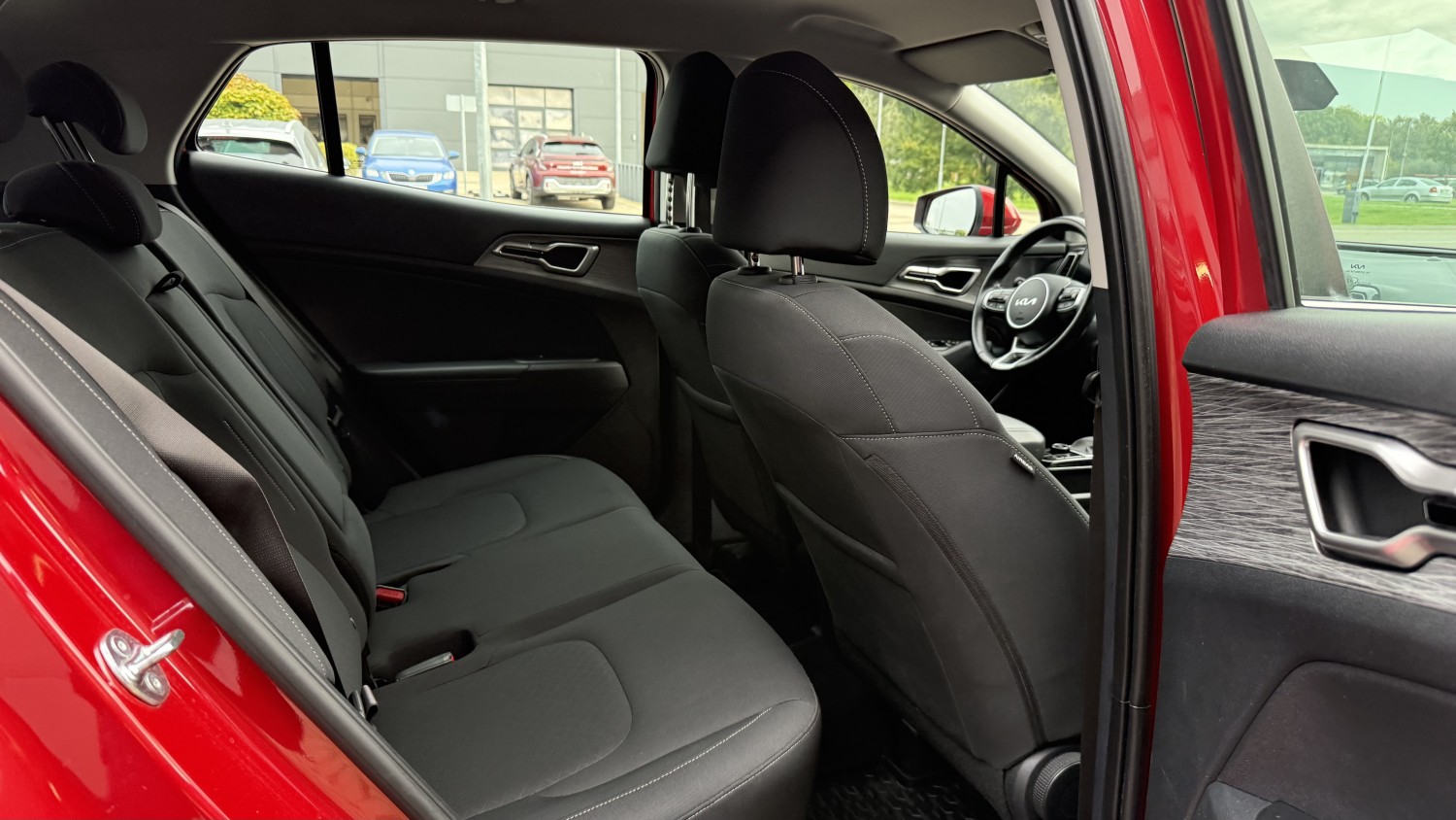 Car image 14