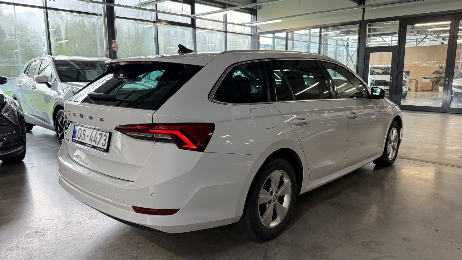 Car image 4
