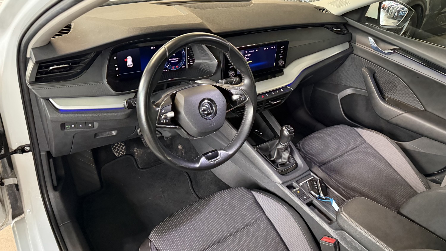 Car image 9