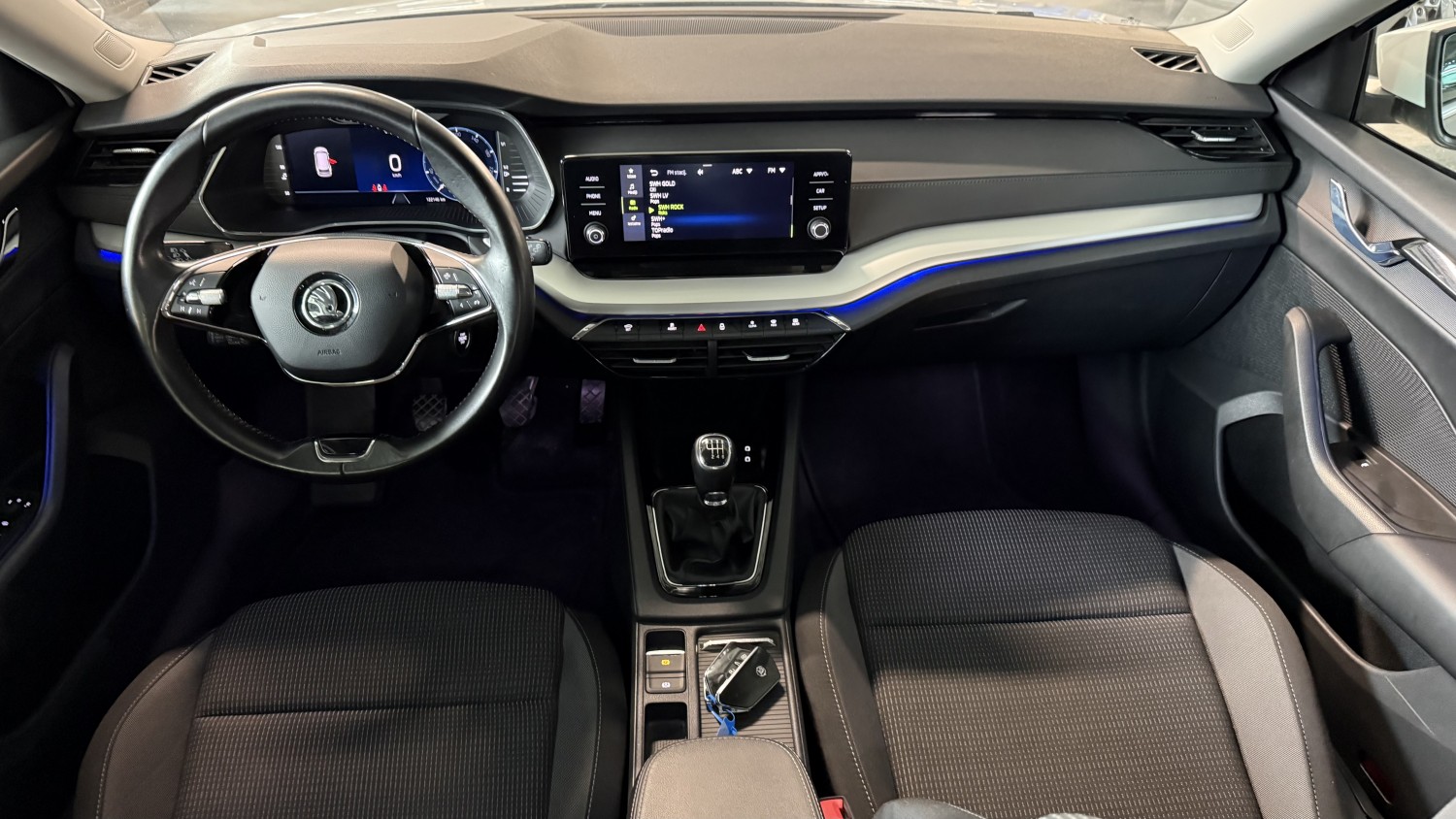 Car image 14