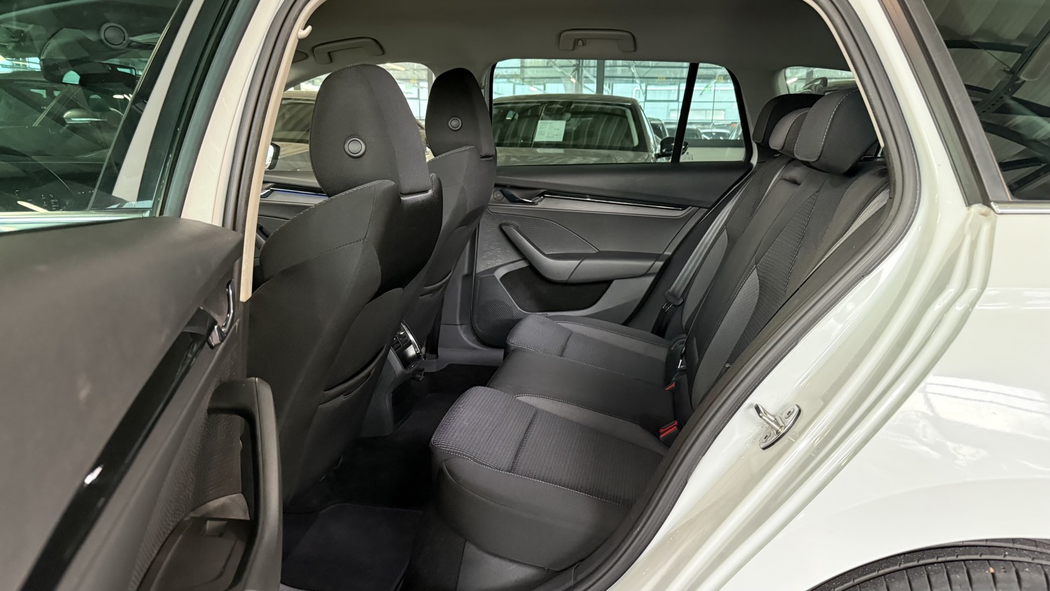 Car image 10