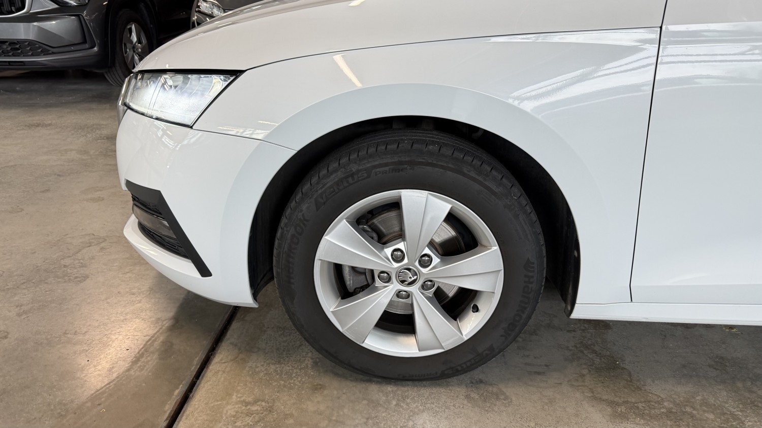 Car image 7
