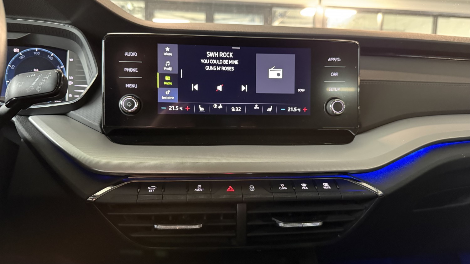 Car image 18