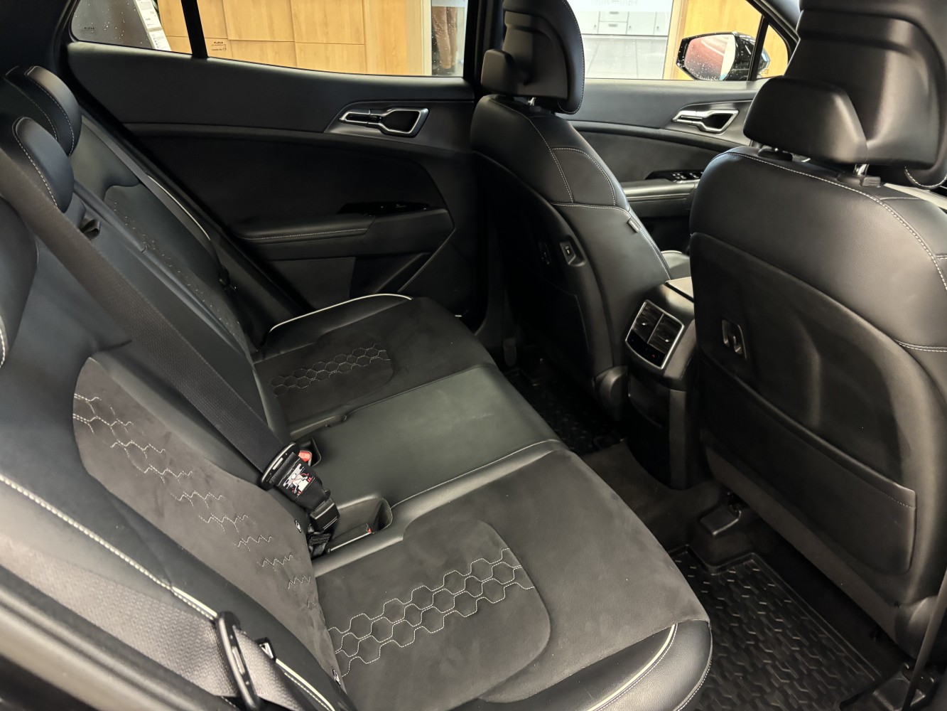 Car image 28
