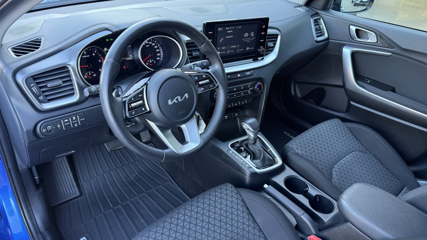 Car image 12