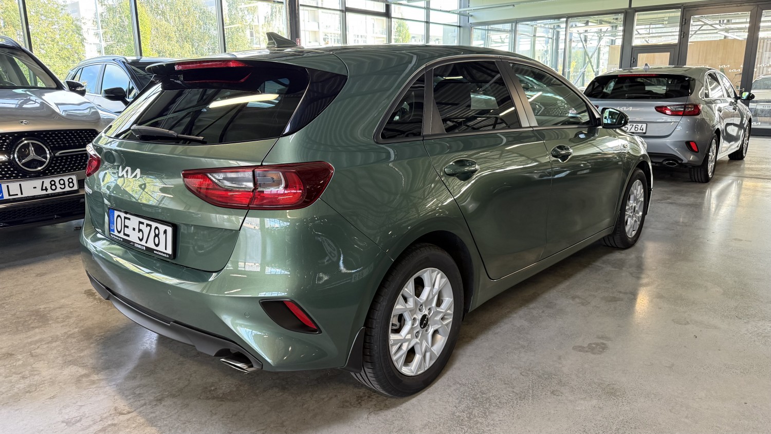 Car image 4