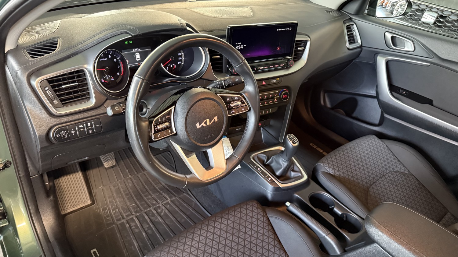 Car image 12