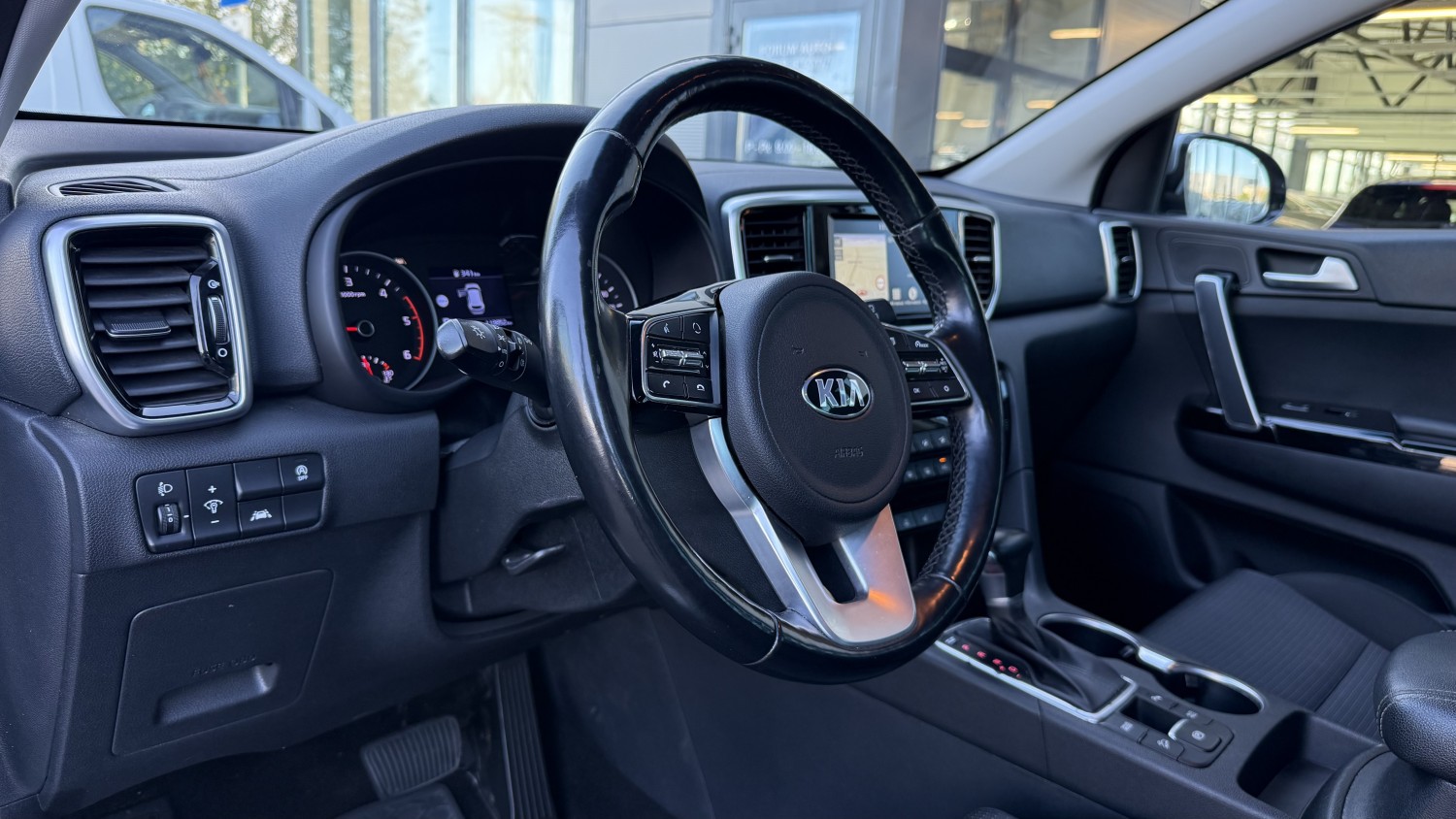 Car image 17