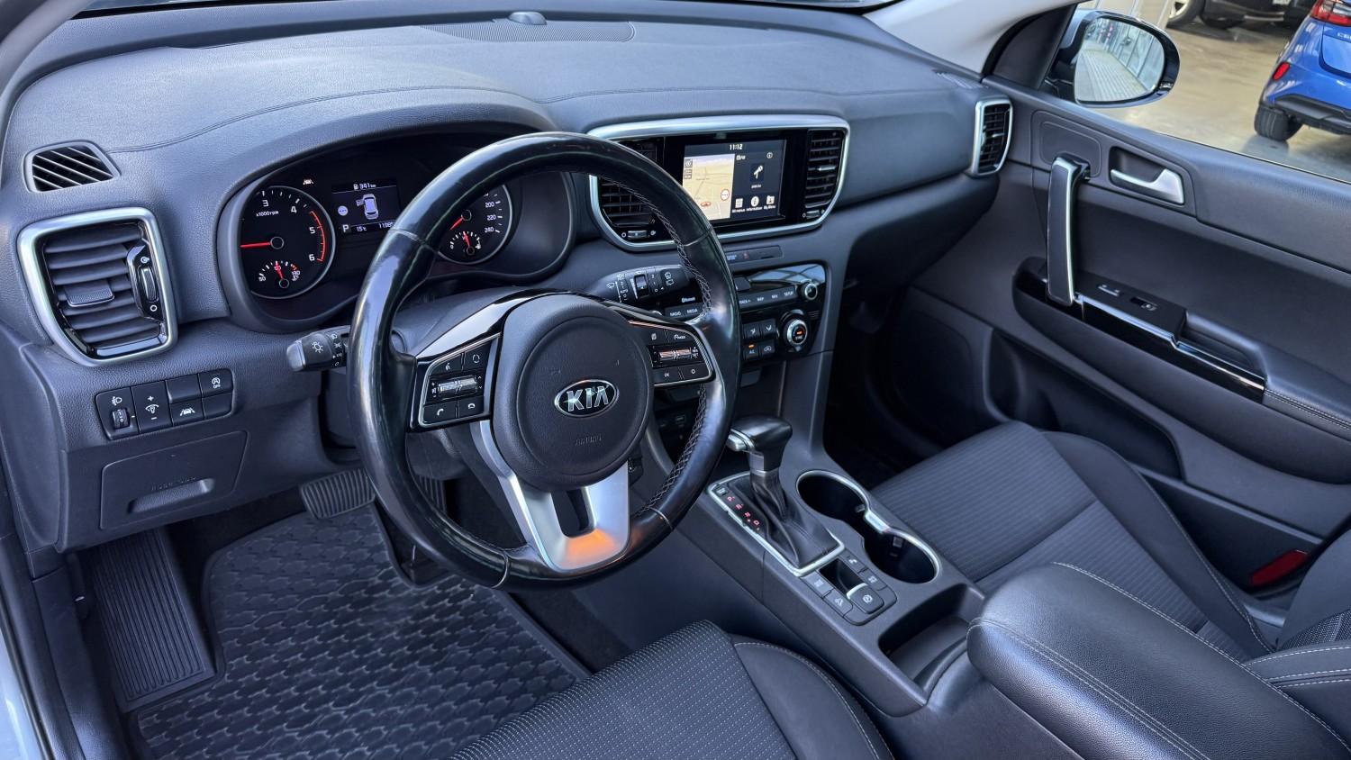 Car image 11