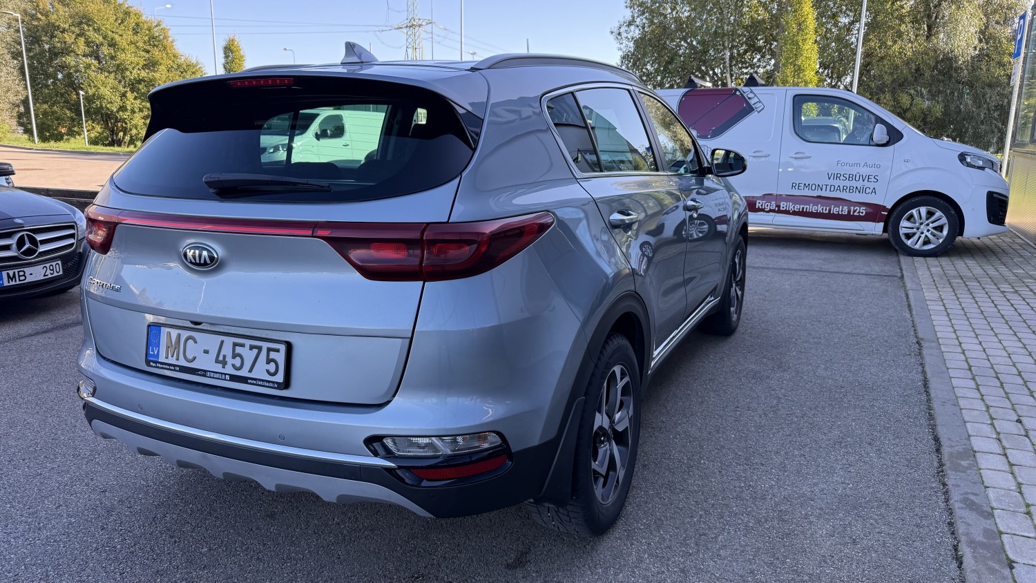 Car image 4