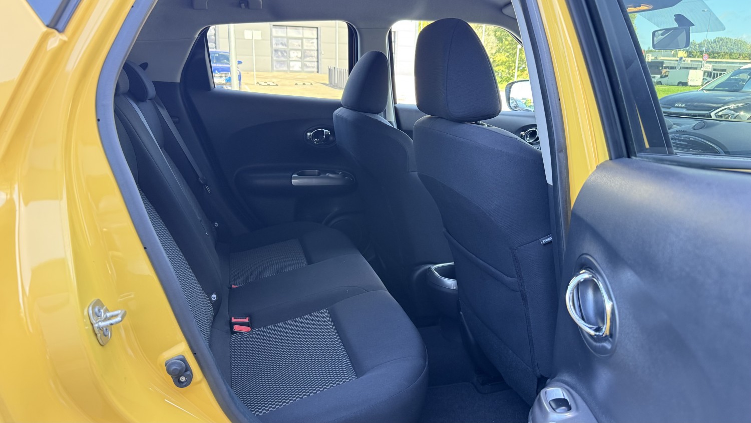 Car image 14