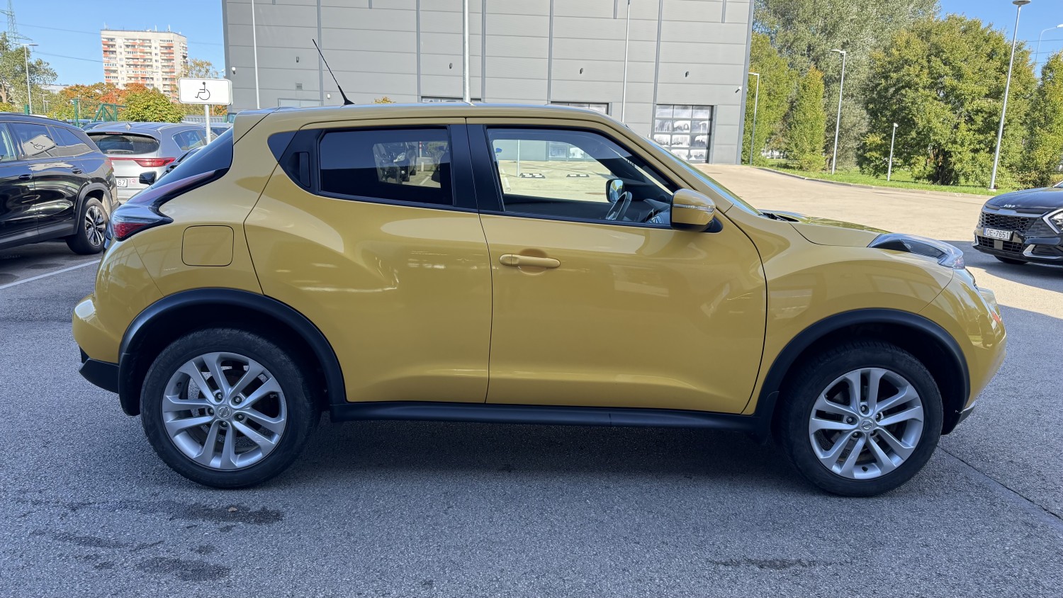 Car image 5