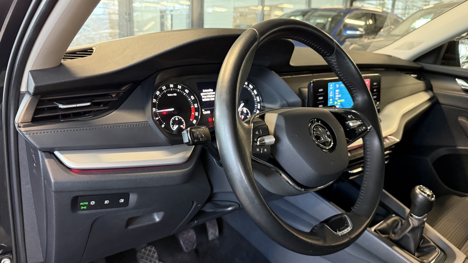 Car image 17
