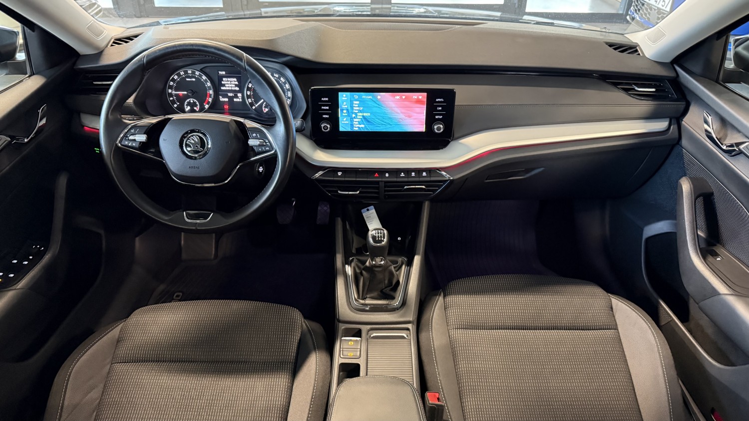 Car image 16