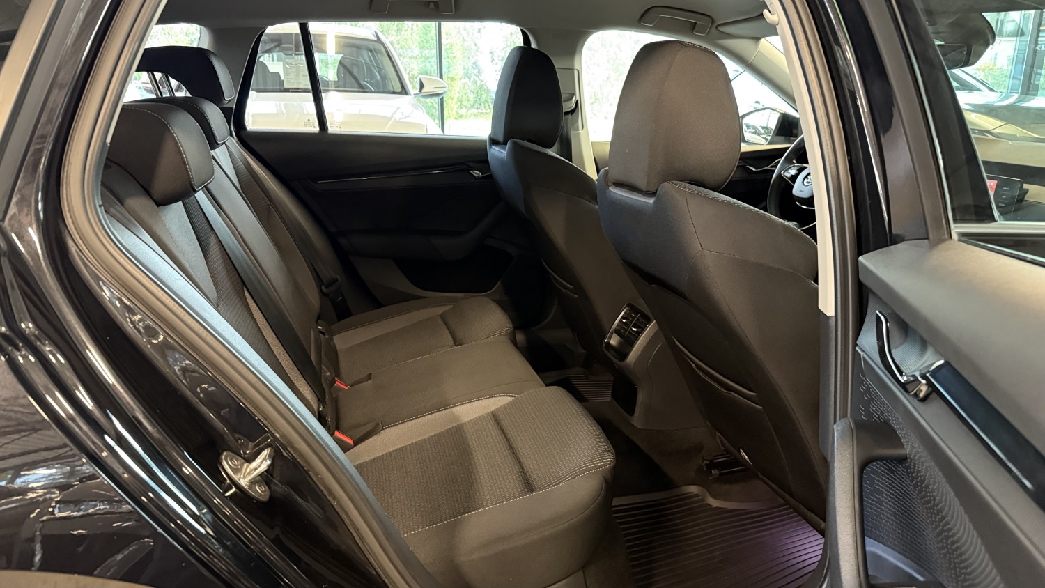 Car image 14