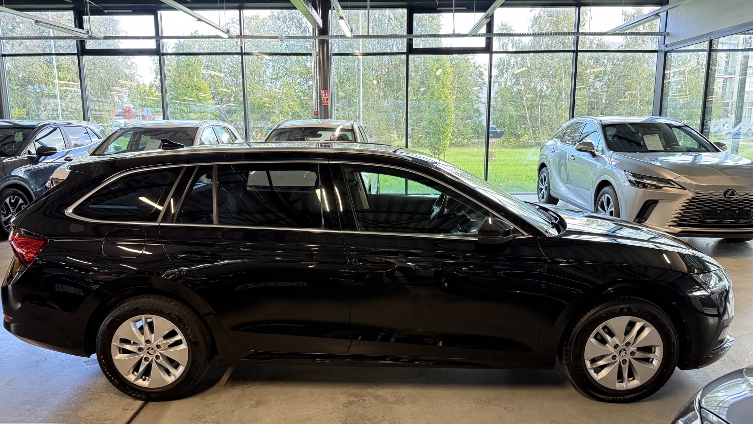 Car image 5