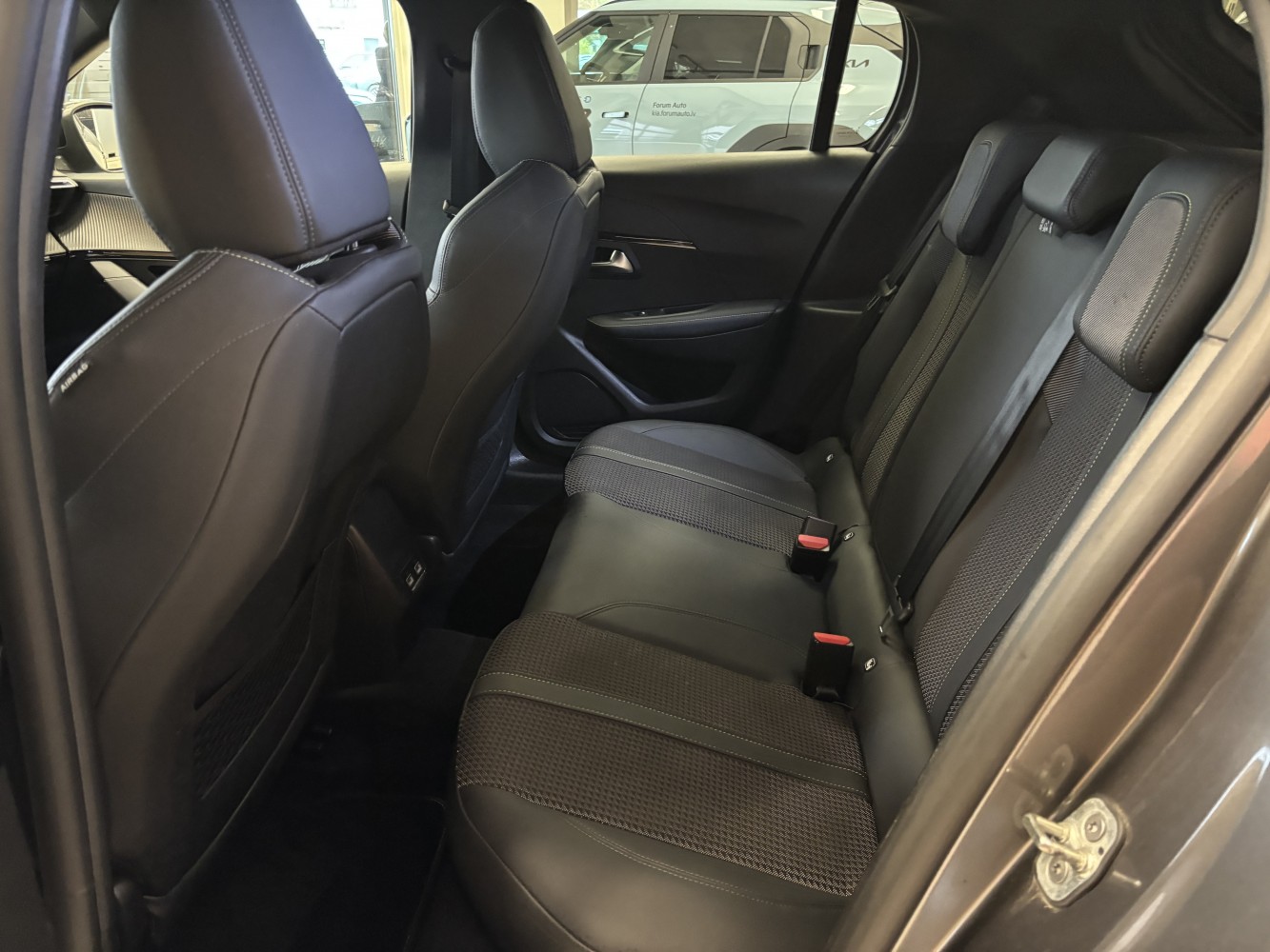 Car image 25