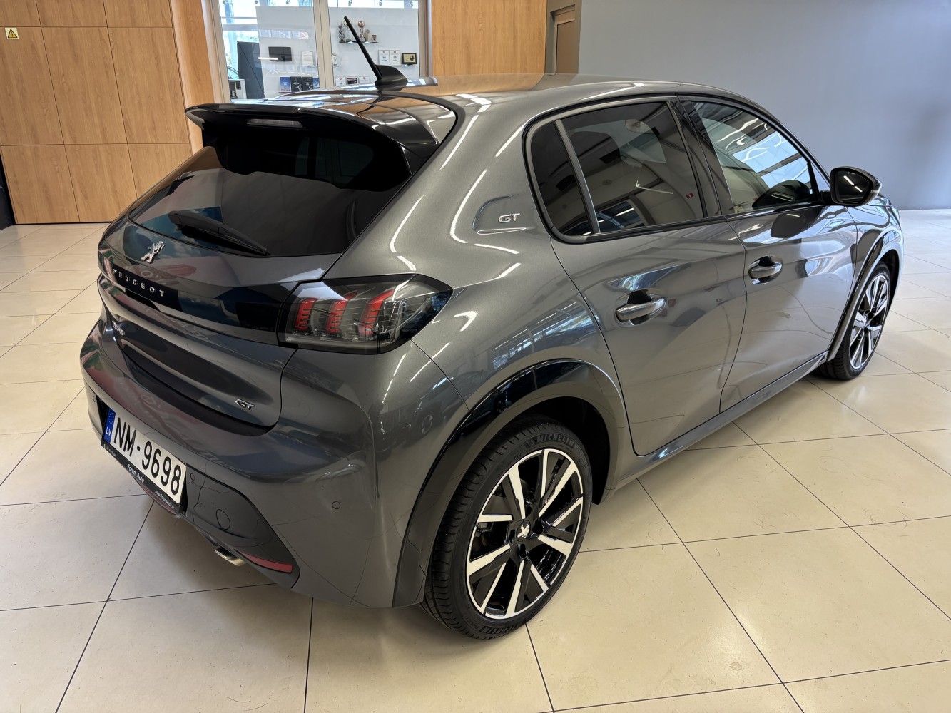 Car image 3