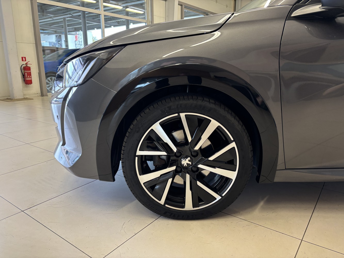 Car image 4