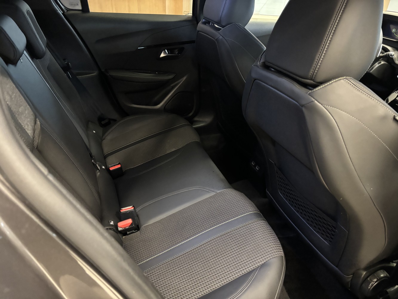 Car image 27