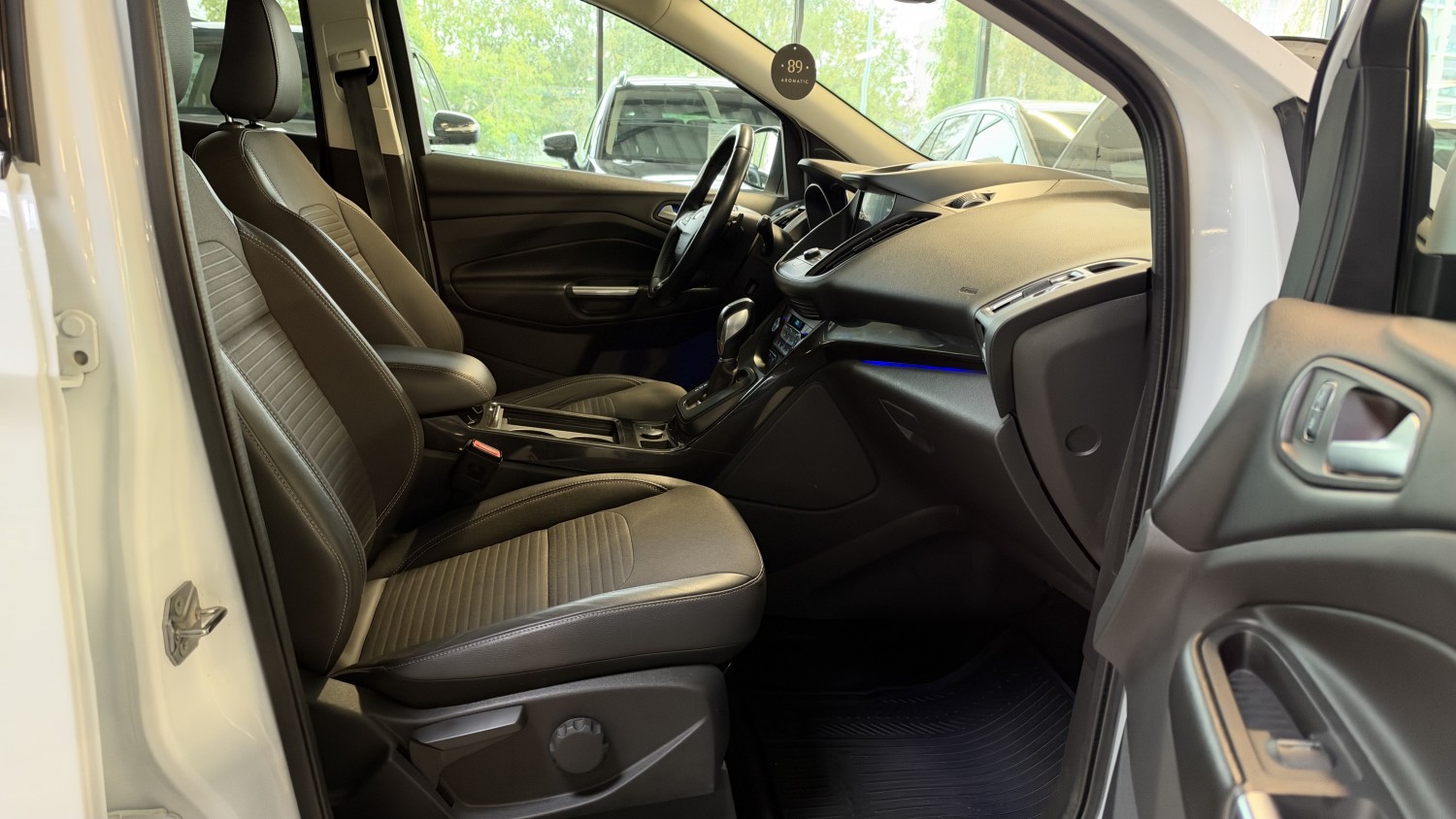 Car image 16
