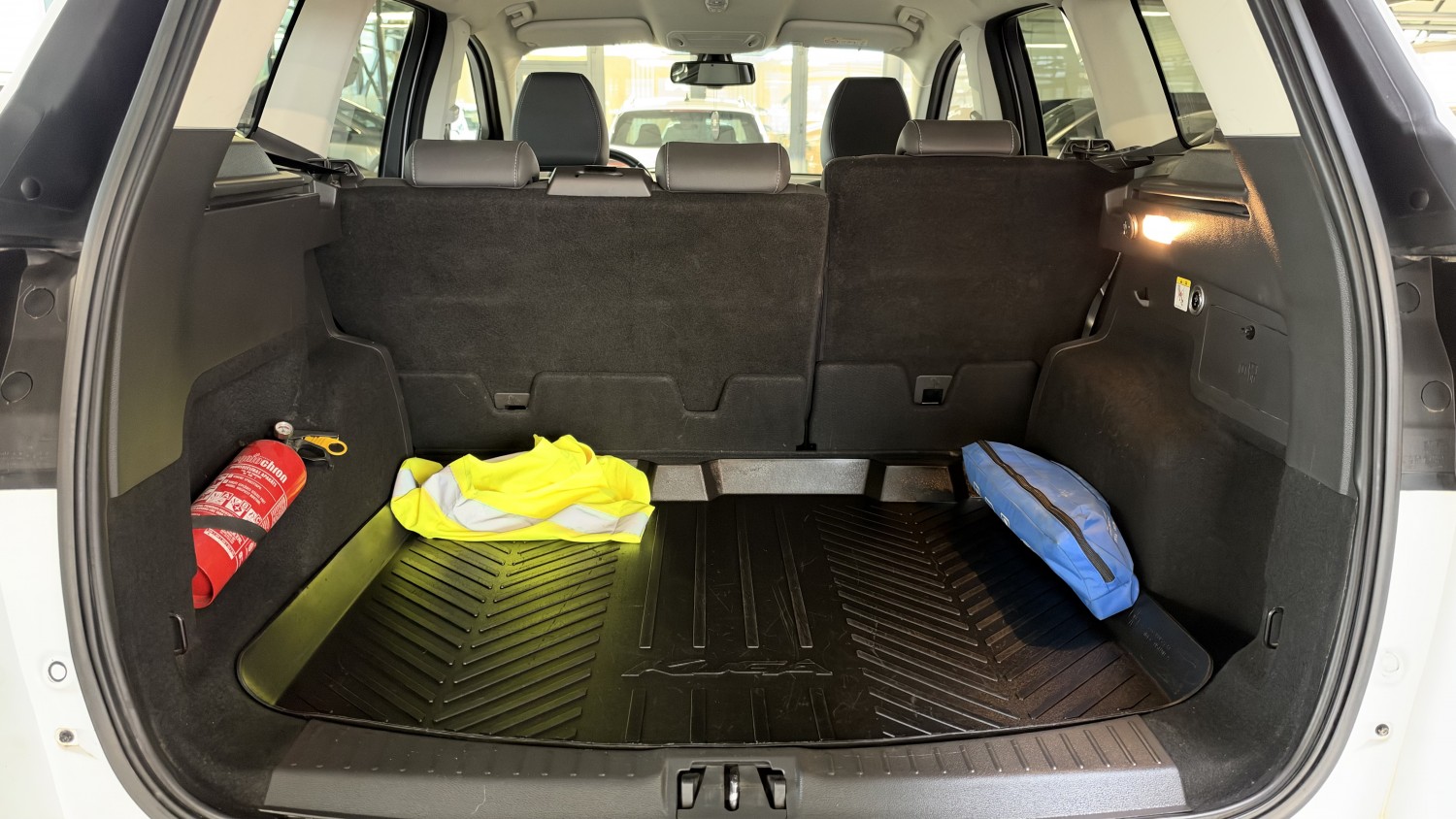 Car image 14