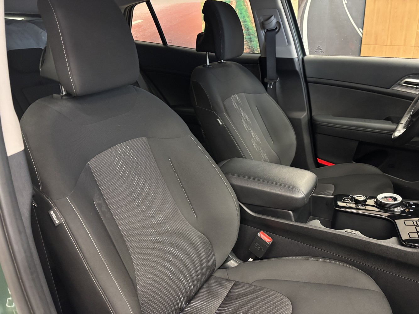 Car image 15