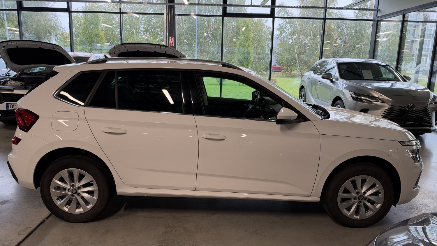 Car image 4