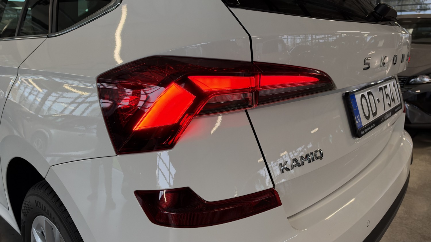 Car image 9