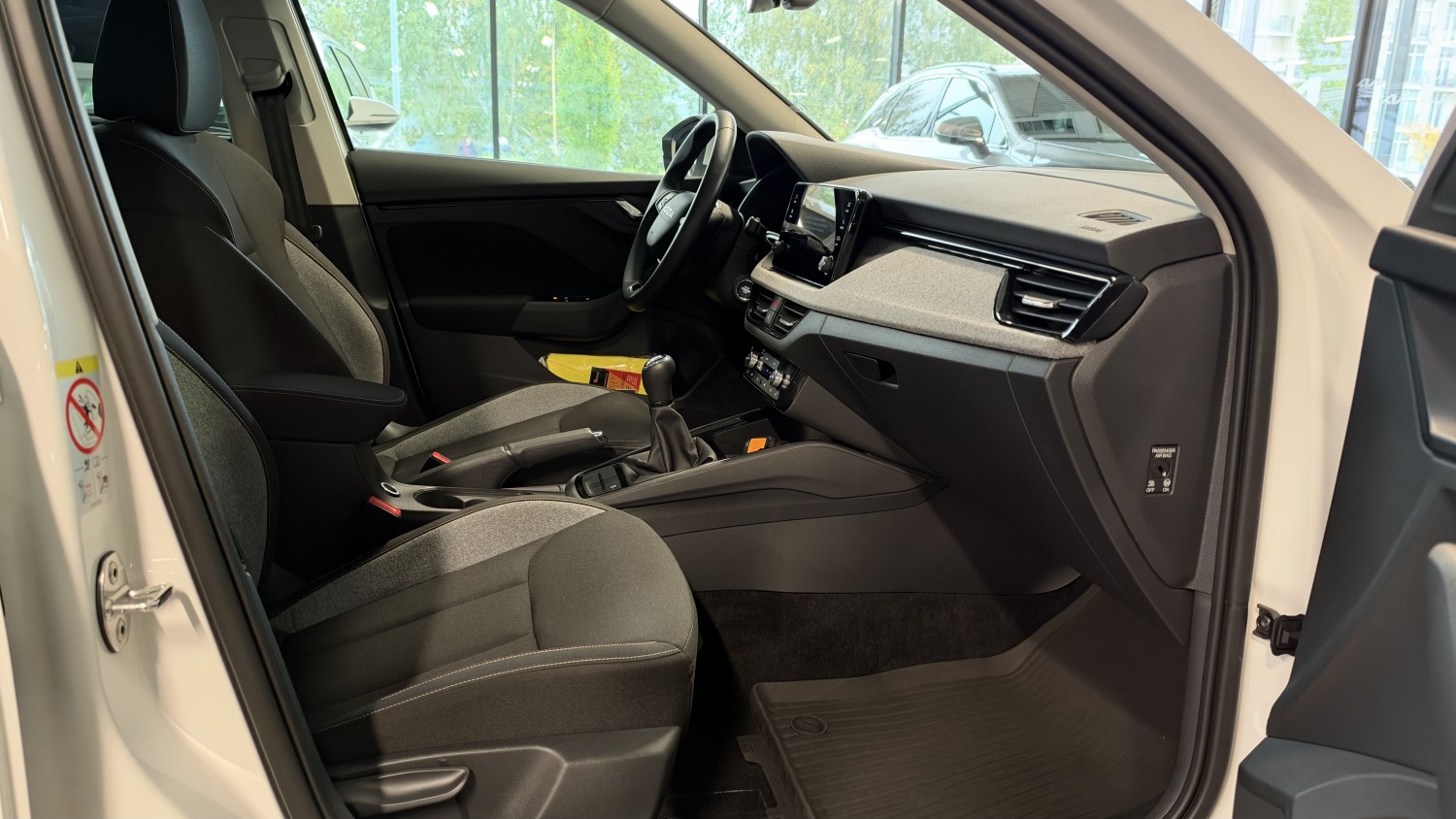 Car image 15