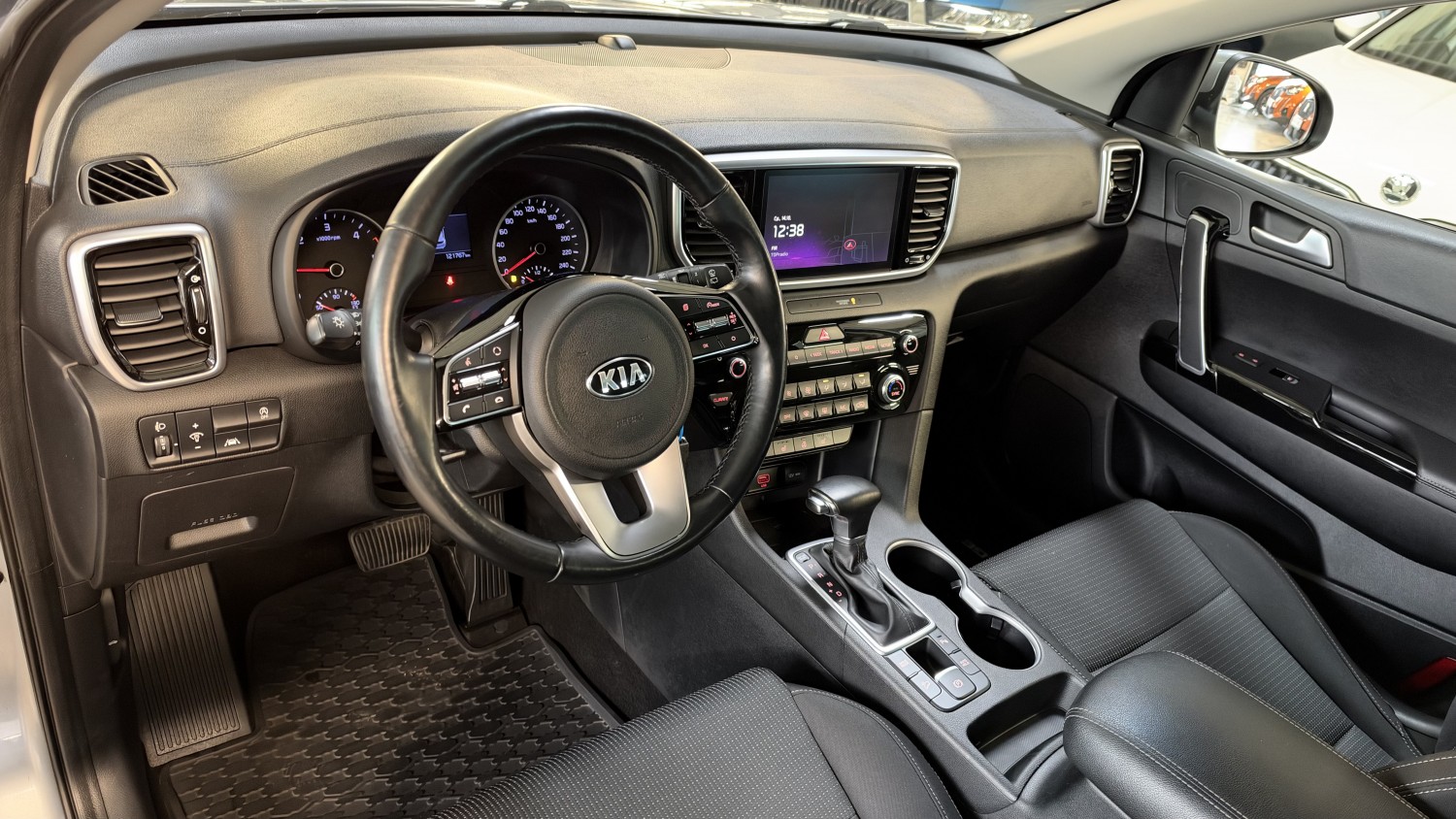 Car image 12