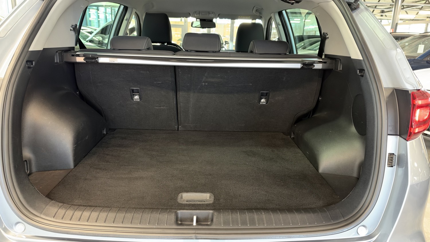 Car image 14