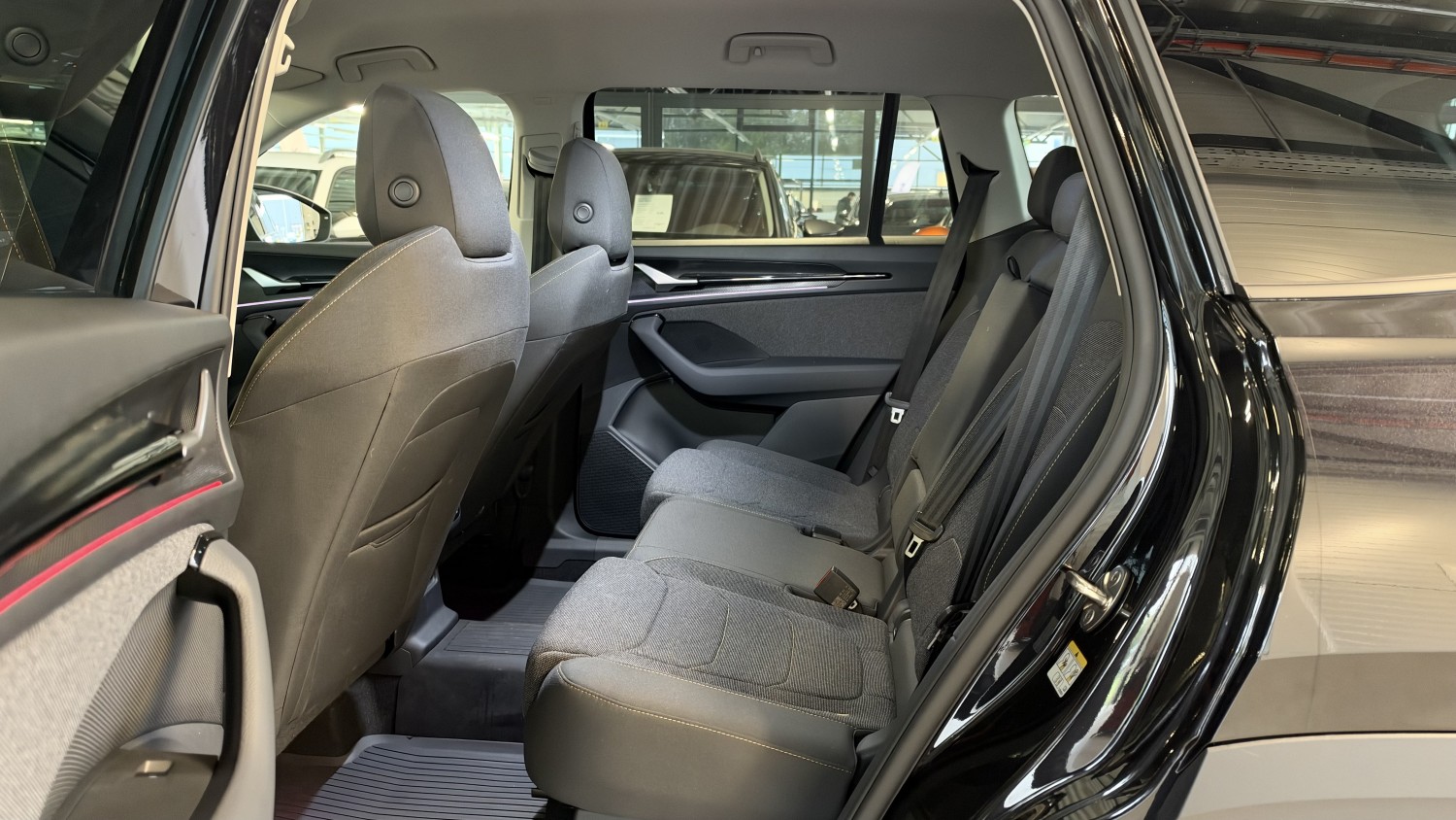 Car image 13